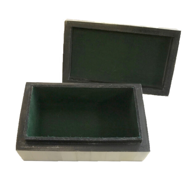 Scrimshaw/Bone & Horn Boxes Nautical 5-1/4″ x 3-1/4″ x 2″ bone box with removable lid. Interior is green felt lined.