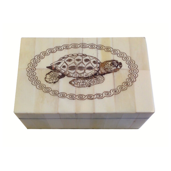 Scrimshaw/Bone & Horn Boxes Nautical 5-1/4 x 3-1/4 x 2″ bone box with removable lid. The interior is lined with felt.