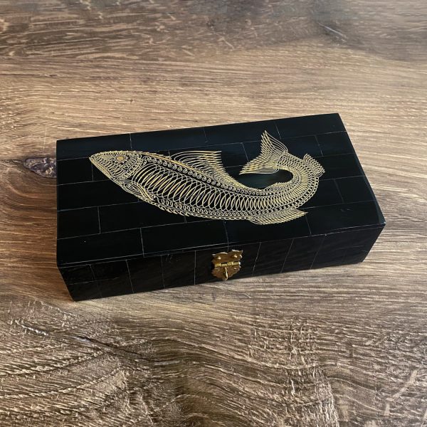 Scrimshaw/Horn & Bone Boxes Lodge 6-1/4″ Fish Horn Box Engraved