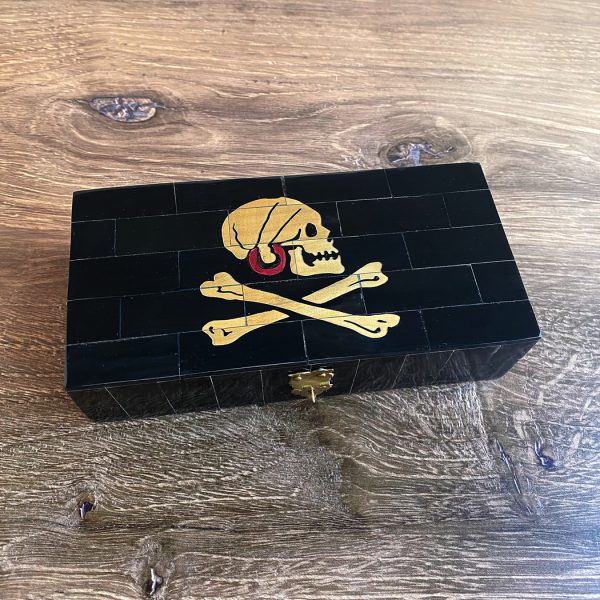 Scrimshaw/Horn & Bone Boxes Pirate 6-1/4″ Black Horn Box w/ Engraved Pirate Henry Everys Flag