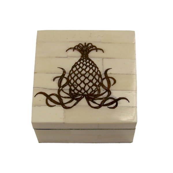 Scrimshaw/Bone & Horn Boxes Early American 3-1/4 x 3-1/4 x 2″ white ox bone box. The interior is lined with felt.